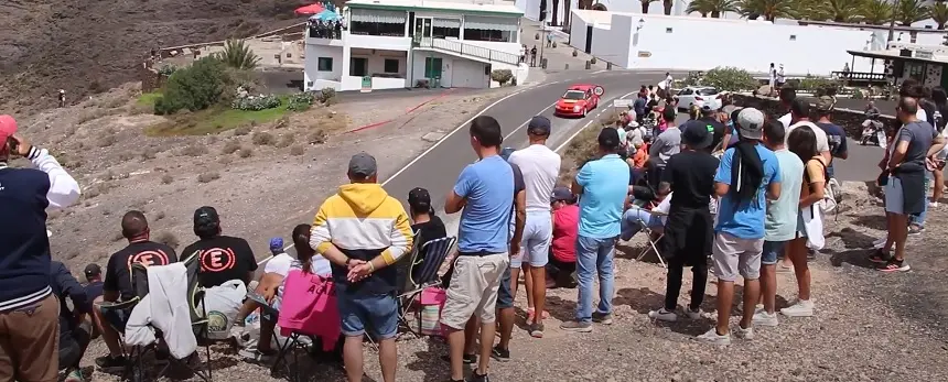 Imagen del público disfrutando de uno de los coches participantes del RallySprint Yaiza 2022.