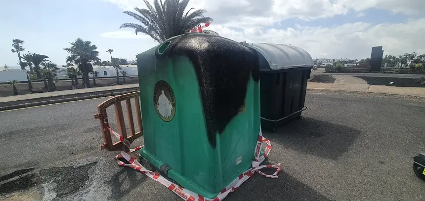 Imagen del estado de uno de los contenedores de Tías tras el incendio.