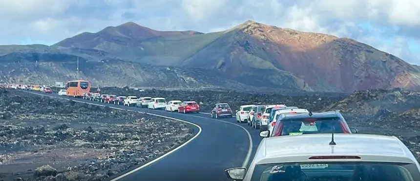 Imagen de las colas para acceder a Timanfaya. 