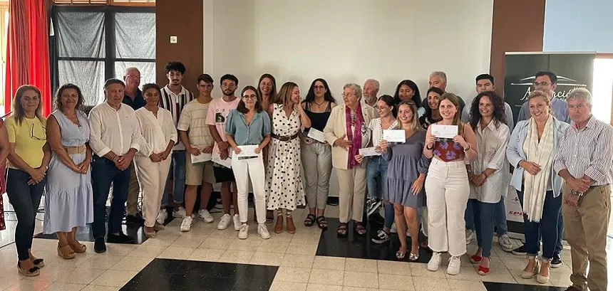 Imagen de los becados de la Asociación Mercedes Medina junto a diferentes representantes de la asociación y cargos políticos.