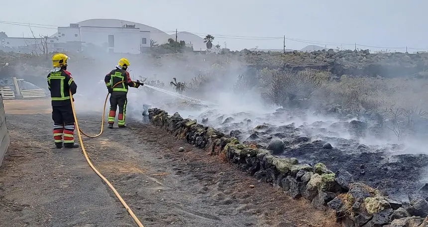 Imagen de los bomberos apagando el fuego en El Islote.