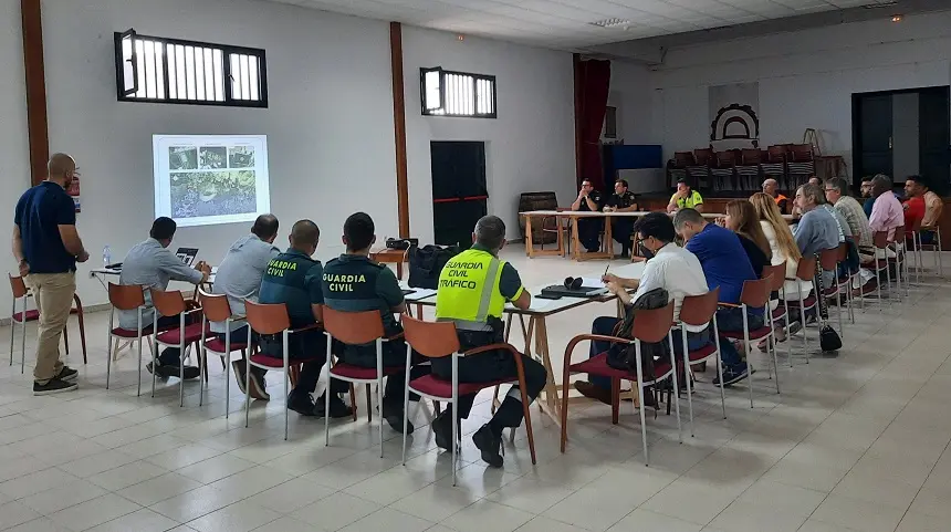 Imagen de la reunión realizada en Mancha Blanca para establecer la seguridad de las fiestas de Los Dolores.