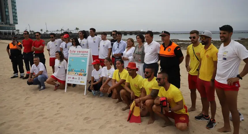 Imagen de los participantes de la campaña este “Este verano, chapuzón seguro,” en la Playa del Reducto,.