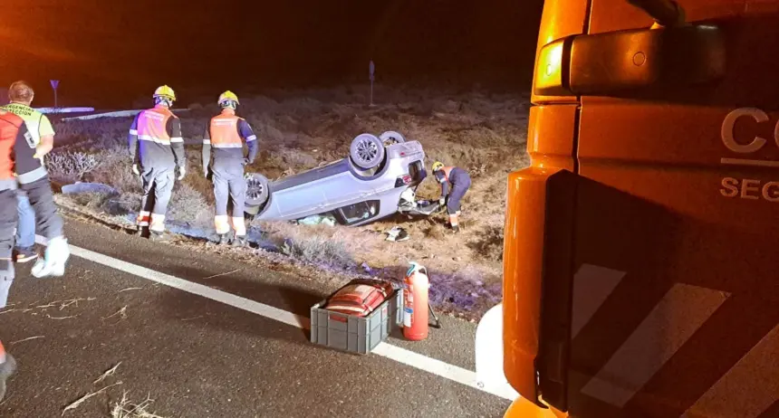 Imagen de los bomberos comprobando el estado del vehículo accidentado.