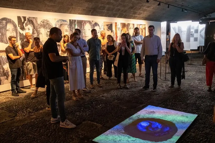 Imagen de un artista explicando su obra expuesta en la XI Bienal de Arte de Lanzarote.