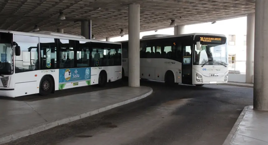 Imagen de una guagua que conecta Playa Blanca con Arrecife.