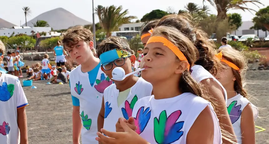 Imagen de los niños disfrutando de una actividad de la escuela de verano Participactiva.