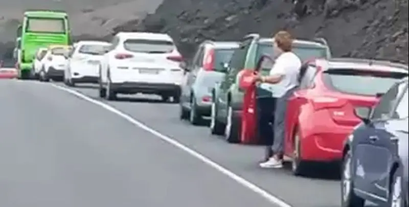 Imagen de este verano con la gente bajándose de los coches por la larga espera
