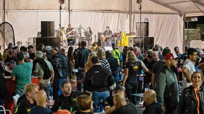 Imagen de la actuación del grupo Sin Cobertura en la celebración por el VIII aniversario de la Asociación de Moteros de Lanzarote.