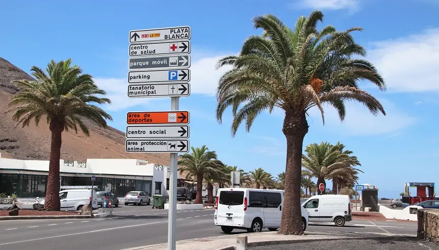 Imagen de señales urbanas en una carretera de Yaiza.