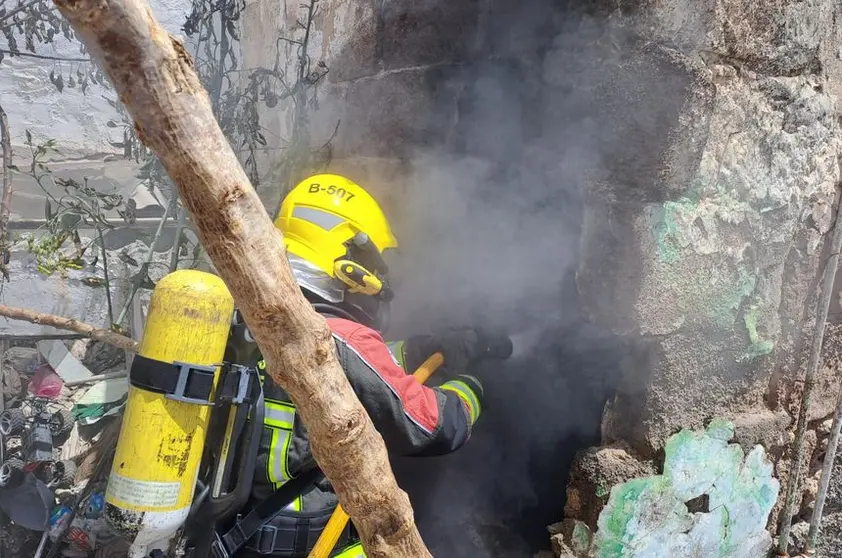 Imagen de la actuación de los bomberos este lunes por la tarde.