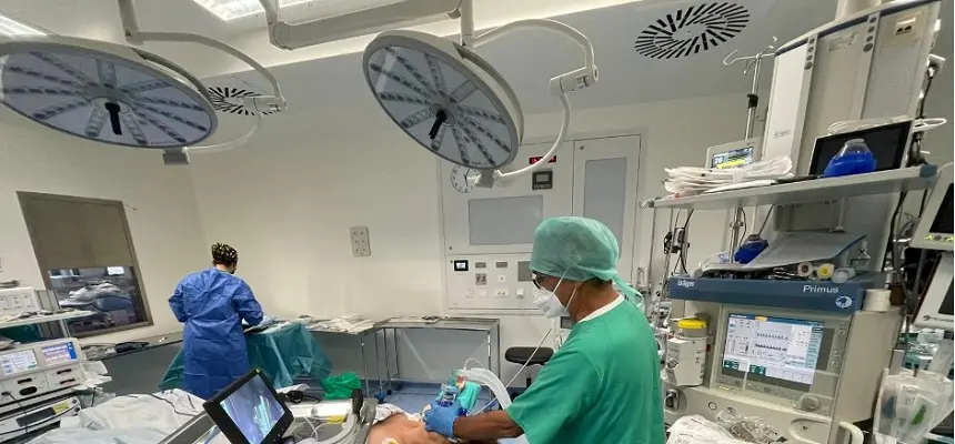 Imagen de uno de los procedimientos quirúrgicos en los que se ha empleado la mascarilla de ventilación e intubación con visión directa.