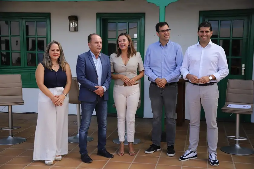 María Dolores Corujo  junto a los consejeros Carmen Guadalupe, Benjamín Perdomo y Alberto Aguiar, y al alcalde de Tinajo, Jesús Machín en la presentación de la 33 edición de la Feria Insular de Artesanía.