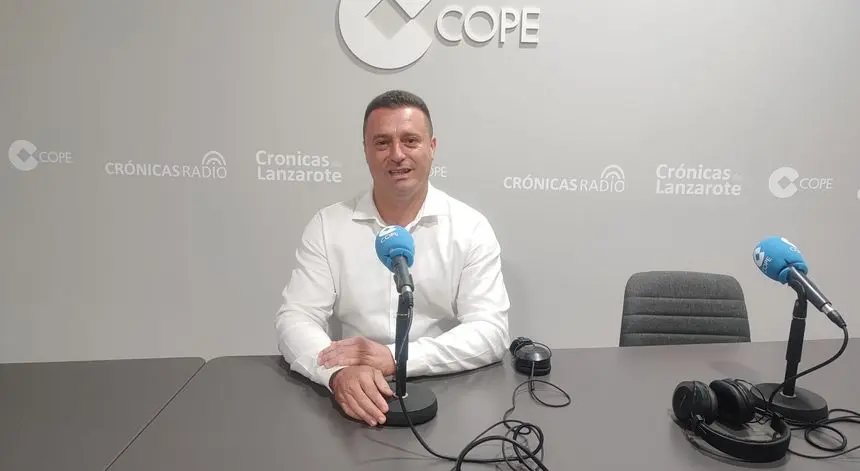 Óscar Noda en el estudio de Crónicas Radio-COPE Lanzarote en el arranque de la nueva temporada.
