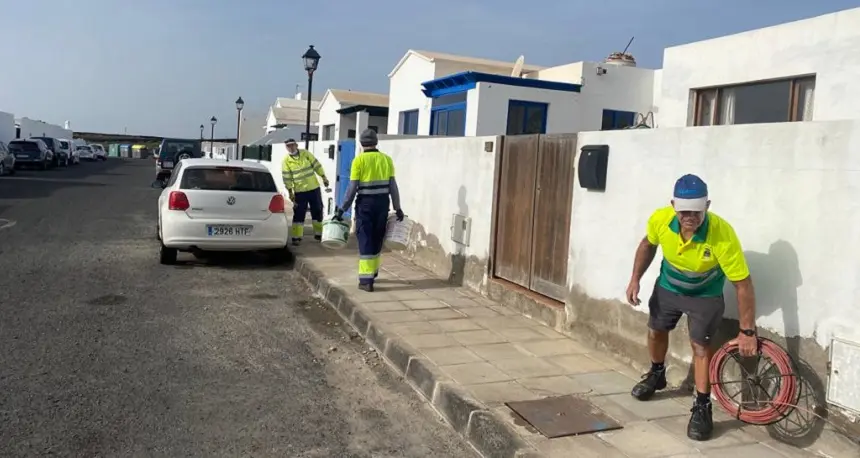 Imagen de los operarios colocando la fibra óptica en Los Cocoteros.