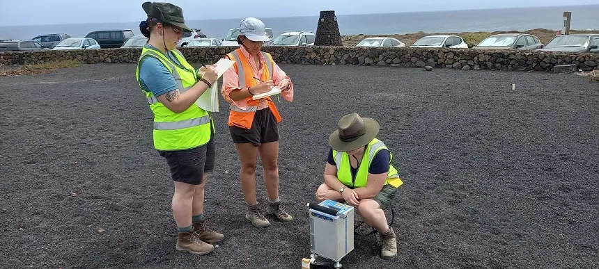 Imagen de los estudiantes de Geofísica de la Universidad de Leeds realizando prácticas de campo en Lanzarote.