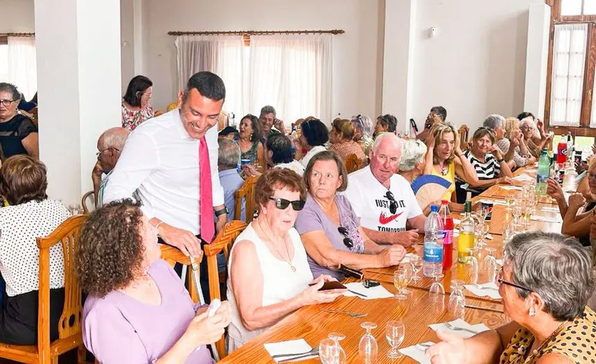Oswaldo Betancort con los mayores de su municipio