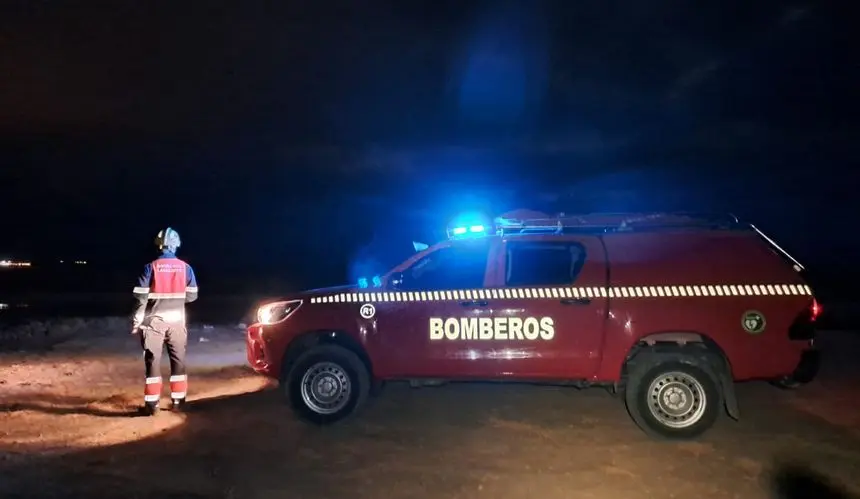 Imagen de los bomberos este viernes en la playa de La Garita