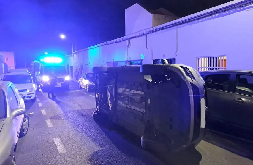 Imagen del vehículo tras el vuelco