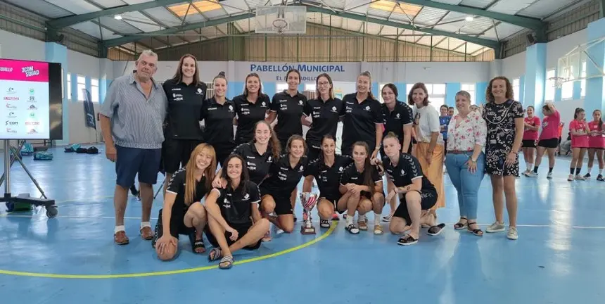 Imagen de las jugadores del CICAR Lanzarote Ciudad de Arrecife en el Torneo San Miguel.