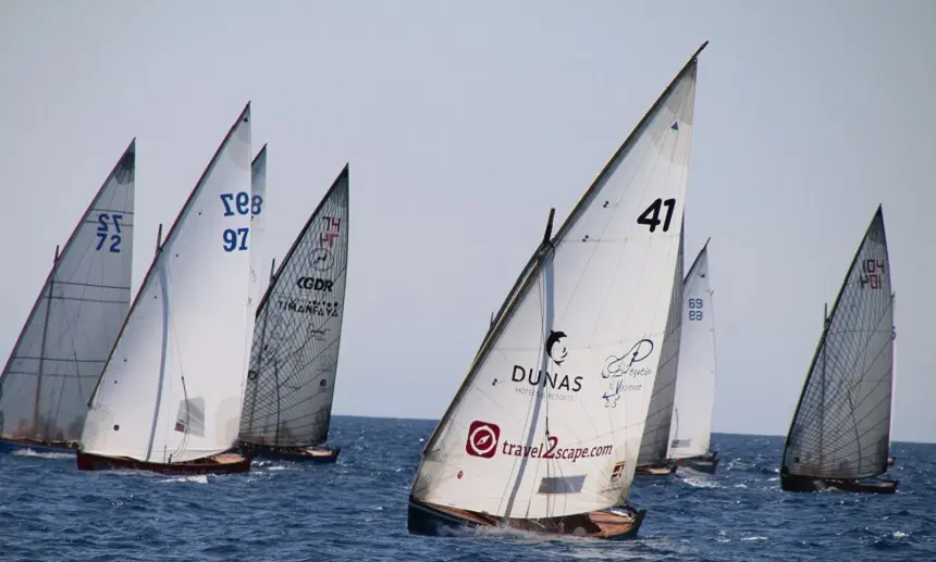 Imagen de la sexta regata de la Liga Insular de Barquillos de Vela Latina de 5 Metros de Lanzarote.