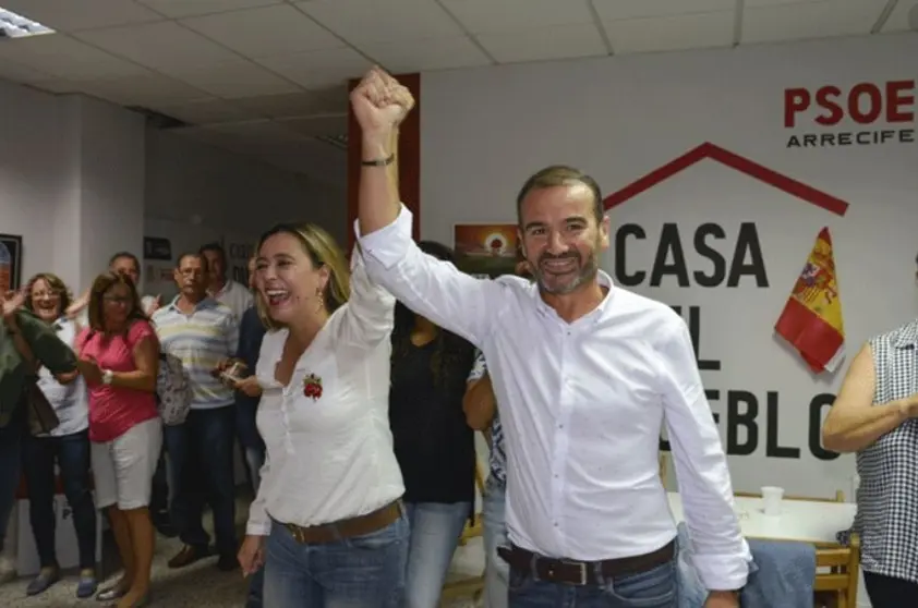 María Dolores Corujo y Marcos Hernández tras enfrentarse en primarias en el PSOE de Lanzarote.