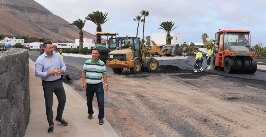 Imagen de Óscar Noda junto a Jonathan Lemes junto a las obras de asfaltado.