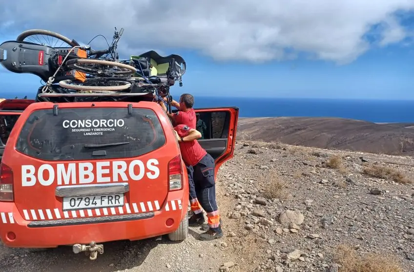 Imagen de los bomberos recogiendo las cosas de los excursionistas