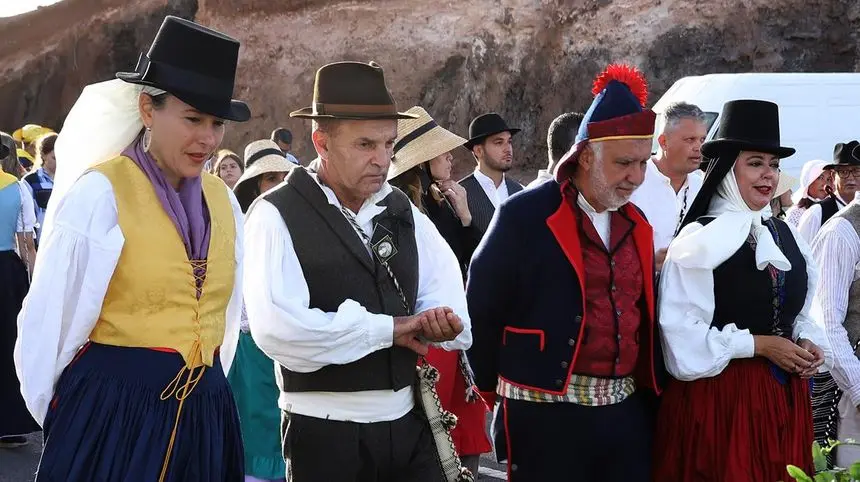 Jesús Machín durante la romería de los Dolores con el que fuera presidente del Gobierno de Canarias, la ex presidenta del Cabildo y varios dirigentes del PSOE como Ariagona González.