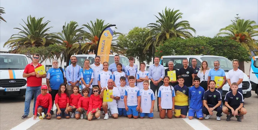 Imagen de los reprentantes públicos de Yaiza junto a los representantes de los clubes.