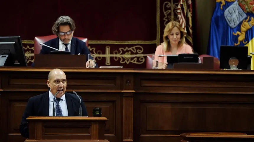 Imagen de Pedro Viera en el Parlamento de Canarias.