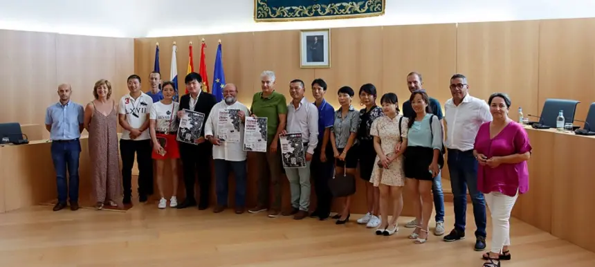 Imagen del grupo de gobierno de Tías junto a la Asociación de Chinos en Lanzarote Aixin  presentando el festival chino.