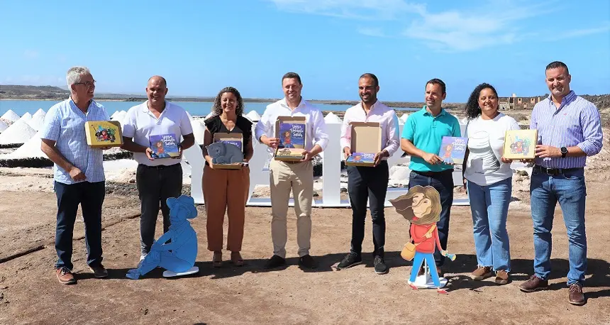 Imagen de Óscar Noda junto a los concejales de Yaiza en las Salinas de Janubio preserntando el itinerario cultural.