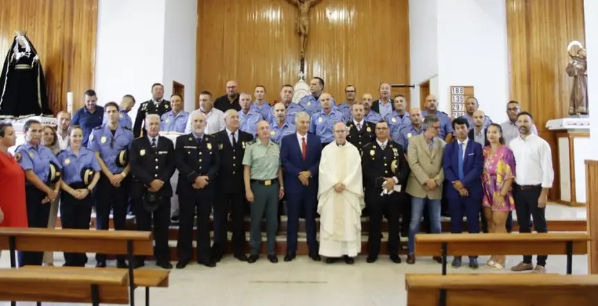 Imagen de los componentes de la Policía Local de Tías junto a los diferentes cargos públicos.