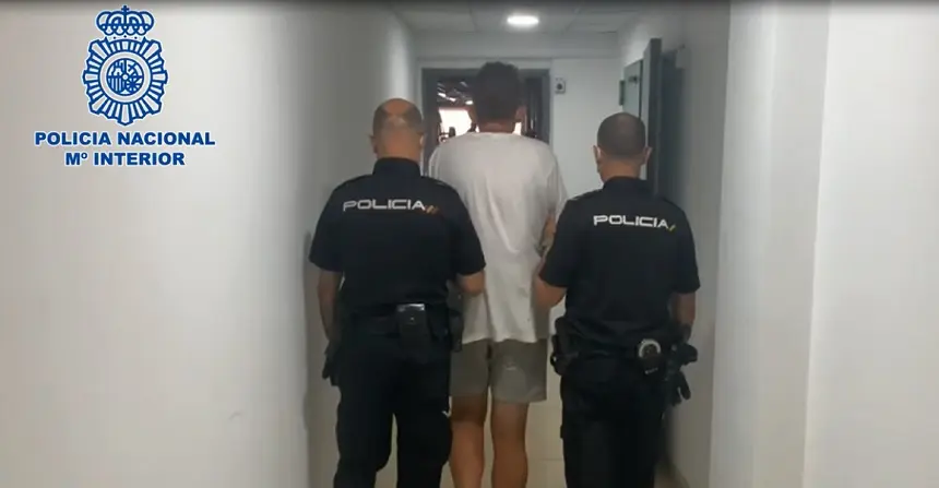 Imagen de la Policía Nacional con el detenido. 