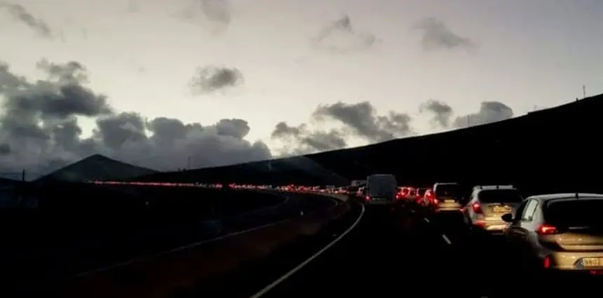 Imagen de la enorme cola de coches que se organizó desde Arrecife hasta Tinajo