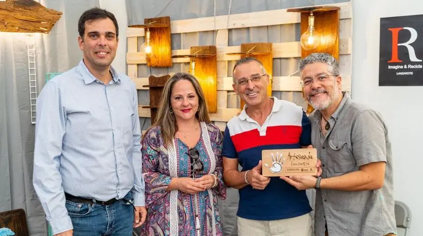 Los consejeros de Cultura y Artesanía con los ganadores