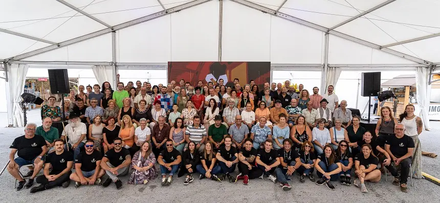 Imagen de los diferentes participantes de la Feria de Artesanía.