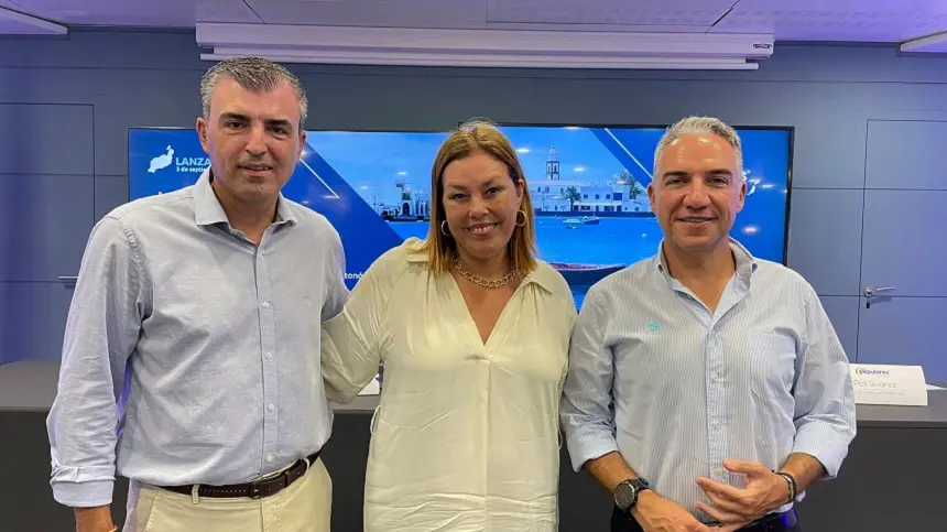 Astrid Pérez junto a Manuel Domínguez y Elías Bendodo durante su visita a Lanzarote.