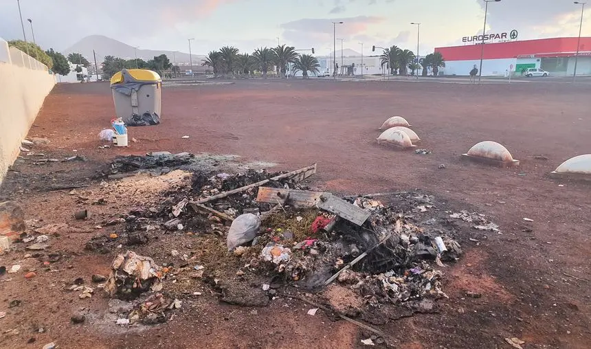 Imagen de cómo ha amenizdo la zona después del incendio de los contenedores