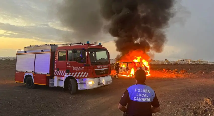 Imagen del incendio que se produjo en un solar del barrio de Argana