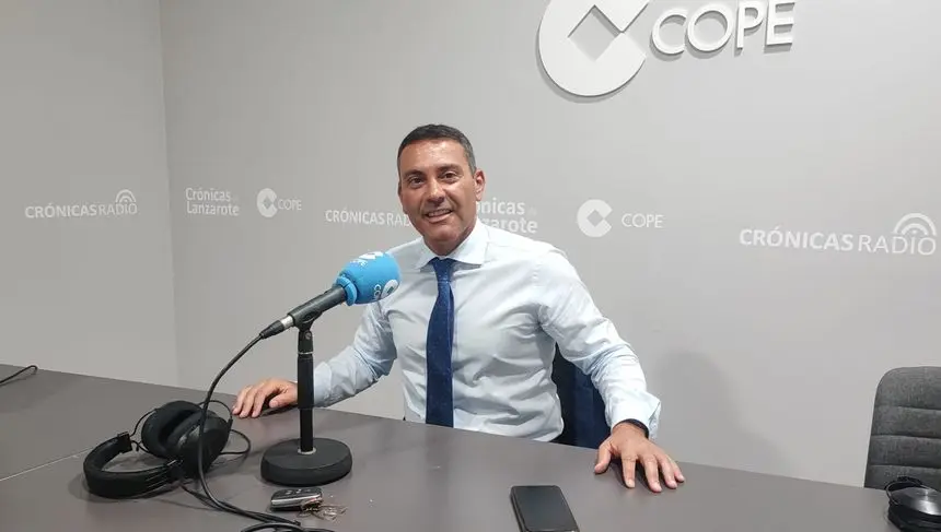 Oswaldo Betancort en el estudio de Crónicas Radio-COPE Lanzarote.