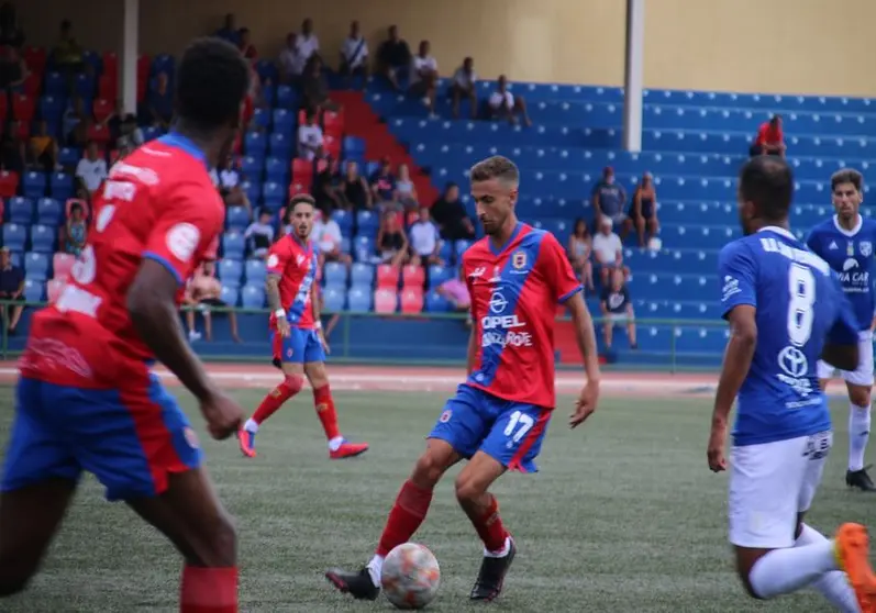 Imagen de uno de los lances del encuentro disputado este domingo en la Ciudad Deportiva de Arrecife.