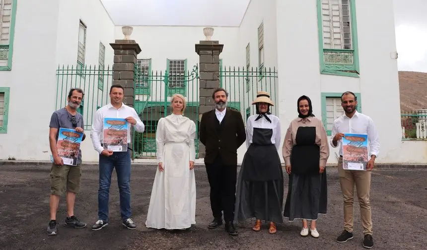 Imagen del alcalde y el concejal de Cultura con los promotores de la obra.