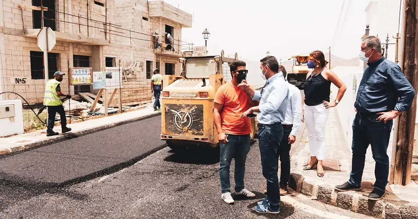 El alcalde de Teguise y dos de sus concejales charlando con los encargados de la obra.