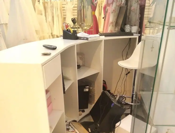 Imagen del destrozo que hicieron en la tienda de moda los ladrones.