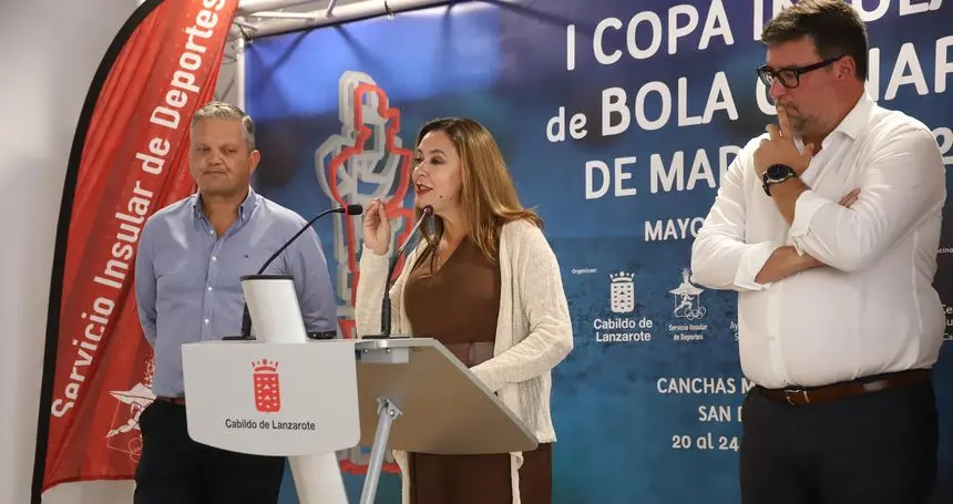 El consejero de Deportes, la presidenta del Cabildo y el alcalde de San Bartolomé durante la presentación de la prueba.