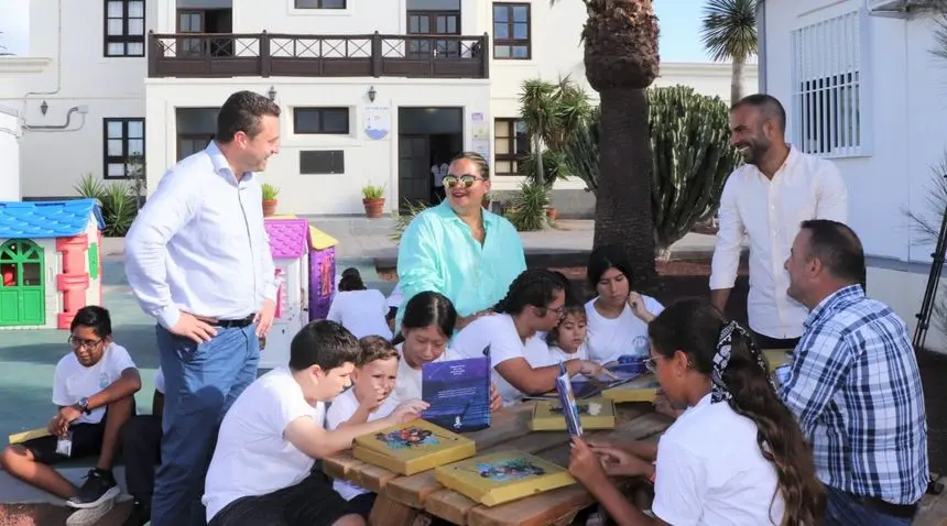 Óscar Noda y sus concejales acudieron al colegio de Playa Blanca para hacer el reparto personalmente.