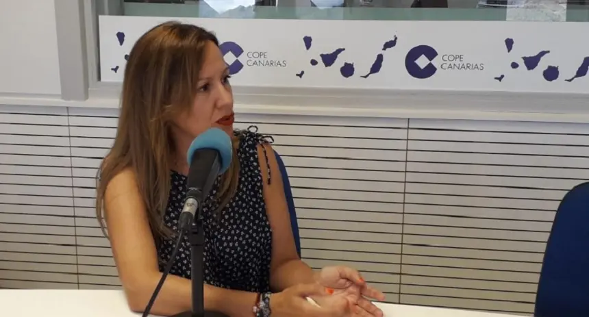 Rosa Dávila en los estudios de Cope Canarias en Tenerife. 