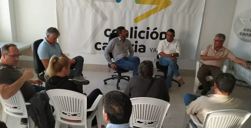 Imagen de una reunión del Comité Local de CC en Yaiza con otros compañeros de partido.